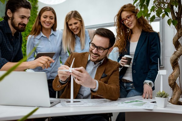 Comment un jeu de gestion de parc éolien peut-il intégrer des éléments de gestion de crise énergétique?